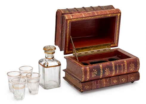 סט ליקר שולחני עשוי כארבעה ספרים עתיקים הכולל בקבוק וארבע כוסיות
