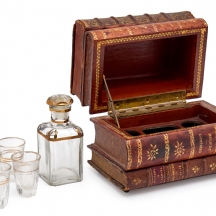 סט ליקר שולחני עשוי כארבעה ספרים עתיקים הכולל בקבוק וארבע כוסיות