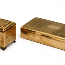 זוג קופסאות בצבע זהב בעיטורי גיושה (Guilloche)