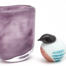 שני פריטי זכוכית סטודיו עשויים בניפוח יד