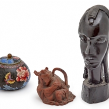 שלושה פריטי נוי שונים