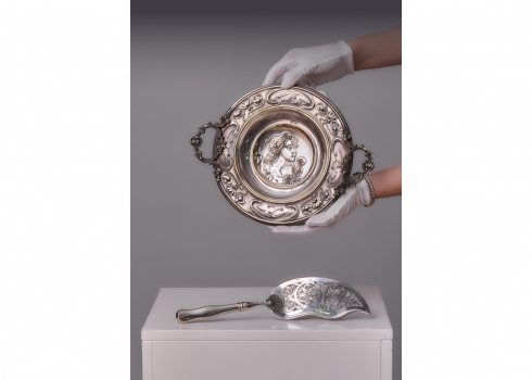 טזה בסגנון אר נובו, 1900 בקירוב, וכף דגים רוסית עשויות מתכת ומצופות כסף