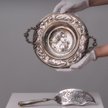 טזה בסגנון אר נובו, 1900 בקירוב, וכף דגים רוסית עשויות מתכת ומצופות כסף