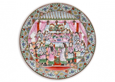 צלחת סינית גדולה מעוטרת באמייל - 'משפחה ורודה', חתומה