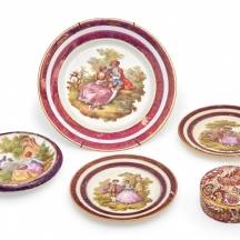 חמישה כלי קרמיקה ופורצלן שונים, בעיטורי סצינות חיזור, חתומים