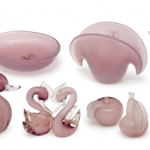 שבעה חפצי נוי איטלקים עשויים זכוכית מורנו בגוון סגול