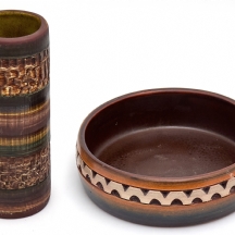 שני כלי קרמיקה ישראלים מתוצרת 'ברור חיל', אחד חתום