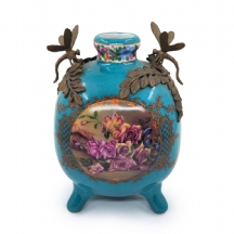 כד (בצורת בקבוק נפוח) עשוי חרס מעוטר בהדפס שושנים על רקע בגוון טורקיז, לא חתום