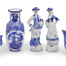 חמישה פריטי קרמיקה צבועים בכחול, יצרנים ודגמים שונים