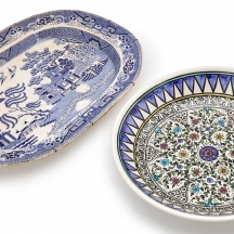 זוג כלי הגשה גדולים הכולל קערה ארמנית וצלחת מעוטרת בכחול ולבן