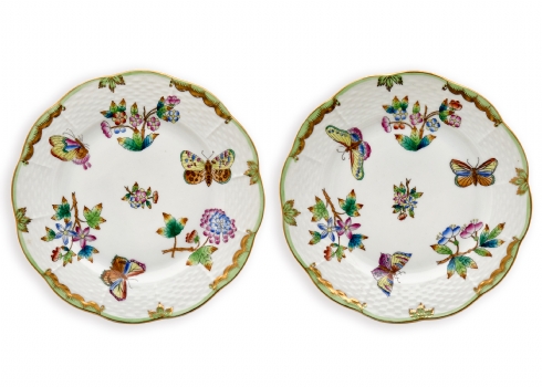 שתי צלחות פורצלן הונגריות מתוצרת הרנד 'Herend' חתום