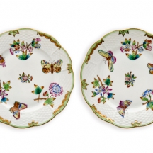 שתי צלחות פורצלן הונגריות מתוצרת הרנד 'Herend' חתום