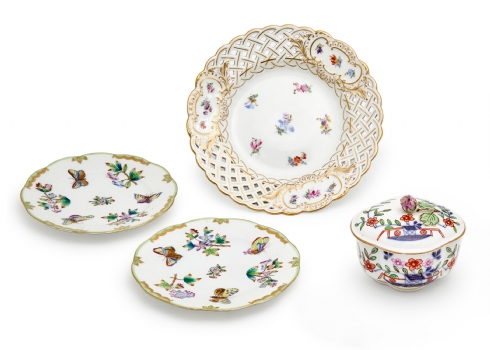 ארבעה כלי קרמיקה שונים