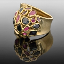 טבעת איטלקית מזהב משובצת אבני רובי וספיר