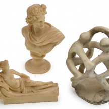 שלושה פסלים שונים, עשויים חומר יצוק ואבן
