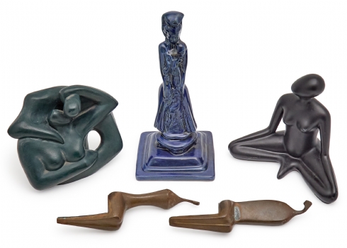 חמישה פסלים של דמויות עשוים חומרים שונים יצרנים שונים