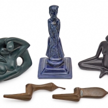 חמישה פסלים של דמויות עשוים חומרים שונים יצרנים שונים