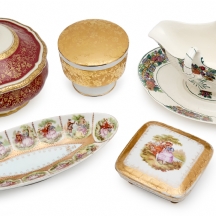 חמישה כלי פורצלן שונים מעוטרים וחתומים