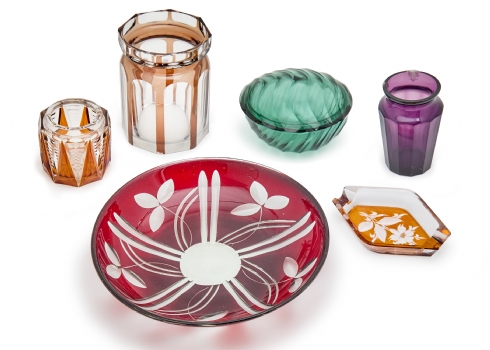 שישה כלים שונים, עשויים זכוכית וקריסטל