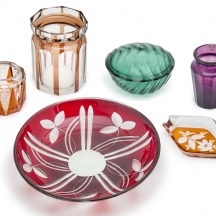 שישה כלים שונים, עשויים זכוכית וקריסטל