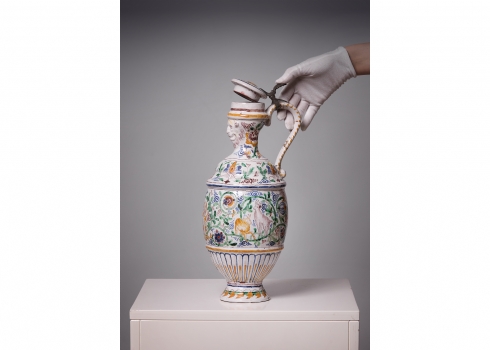 קנקן פאיינס עתיק מהמאה ה-18 מעוטר ציורי יד וחתום, התקן פיוטר במכסה