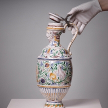 קנקן פאיינס עתיק מהמאה ה-18 מעוטר ציורי יד וחתום, התקן פיוטר במכסה