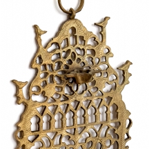 חנוכייה ישנה עשויה מיקשת פליז יצוק בסגנון צפון אפריקה, מעוטרת בדגם ציפורים