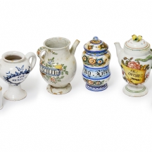 שמונה כלי רוקחים עתיקים שונים, יצרנים ודגמים שונים, מעוטרים בעבודת יד