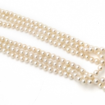 ענק פנינים עתיק עשוי 3 שורות של פניני ים בקוטר 7 מ"מ, הסוגר עשוי זהב לבן 14 קארט