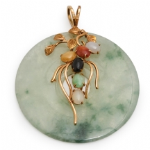 תליון סיני גדול עשוי זהב צהוב 14 קארט משובץ דיסק ג'ייד ואבני חן צבעוניות