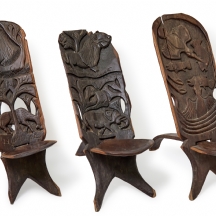 שלושה כסאות שומרים אפריקאים עשויים עץ מגולפים ביד