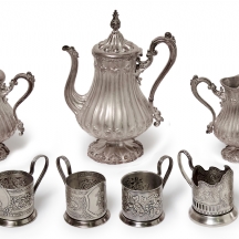 תשעה כלים עתיקים עשויים מתכת מצופה כסף יצרנים ודגמים שונים חתומים