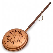 מחטה לחימום המיטה מהמאה ה-19, עשויה נחושת וידית עץ