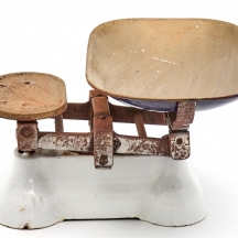 משקל מאזניים עתיק עשוי ברזל, צבוע אמייל לבן