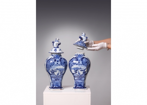 זוג אגרטלים הולנדים עתיקים מהמאה ה-18 עשויים חרסינת דלפט