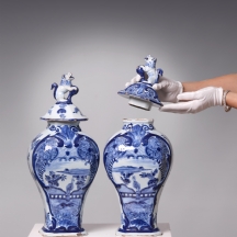 זוג אגרטלים הולנדים עתיקים מהמאה ה-18 עשויים חרסינת דלפט