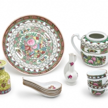 12 כלי פורצלן שונים, דגמים ויצרנים שונים, חלקם חתומים