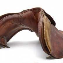 אוכף רכיבה וינטג׳ בעיצוב אנגלי, עשוי עור טבעי בגוון חום כהה