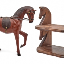 שני פריטים שונים בצורת סוסים