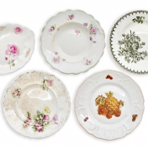 חמש צלחות קרמיקה שונות, דגמים ויצרנים שונים, חלקן חתומות