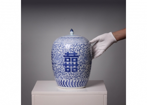 כד ג'ינג'ר סיני עם מכסה תואם, עשוי פורצלן מעוטר ציורי יד בקובלט כחול