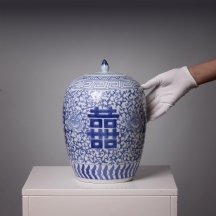 כד ג'ינג'ר סיני עם מכסה תואם, עשוי פורצלן מעוטר ציורי יד בקובלט כחול