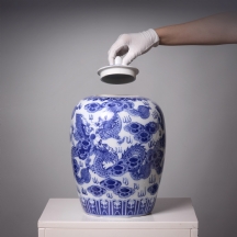 כד ג'ינג'ר סיני עם מכסה תואם, עשוי פורצלן מעוטר ציורי יד בקובלט כחול