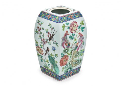 כד סיני, מעוטר בדוגמאות פרחים צבעוניות על ארבעת צדדיו