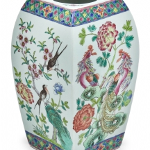 כד סיני, מעוטר בדוגמאות פרחים צבעוניות על ארבעת צדדיו