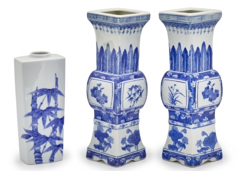 שלושה כדים סינים שונים מעוטרים בצבעי כחול לבן חתומים