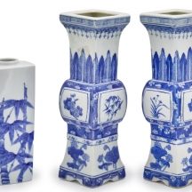 שלושה כדים סינים שונים מעוטרים בצבעי כחול לבן חתומים