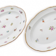 שני מגשי פורצלן עתיקים גדולים מתוצרת: 'מייסן' (Meissen), חתומים