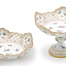 שני כלי פורצלן עתיקים (טזה וקערה) מתוצרת 'מייסן' (Meissen)
