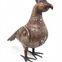 כלי איסלמי בדמות ציפור עשוי בעבודת דמשק (שיבוץ של נחושת וכסף במיקשת פליז)